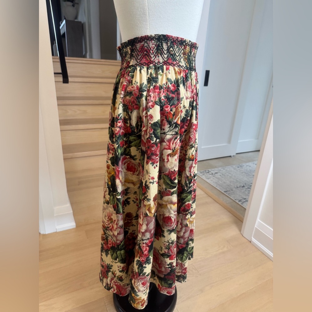 ZARA Floral Midi Skirt Smocked Waist Pockets – Size M - Picture 2 of 4